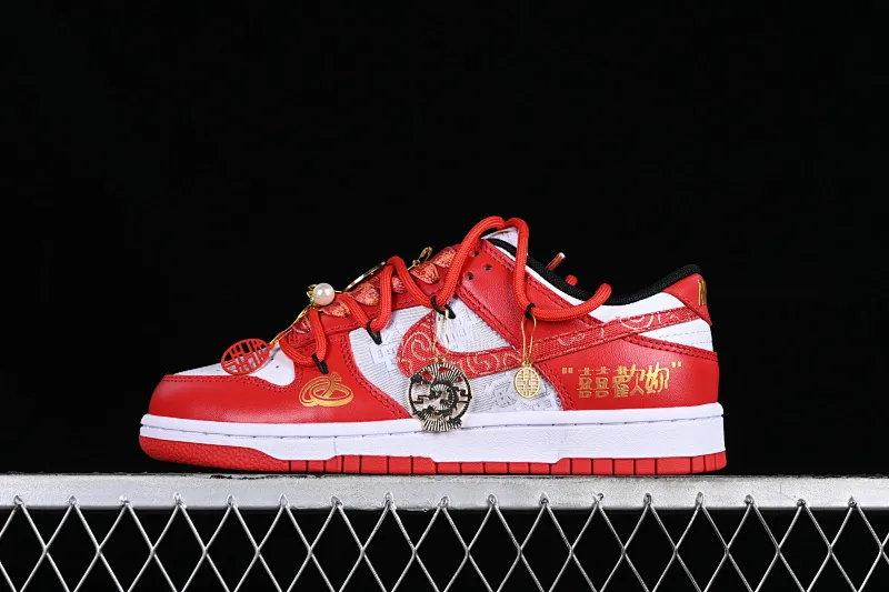 All Categories Nk SB Dunk Series Nk SB Dunk Low Low-top Sneakers Nk Dunk Low 囍爱你 Red Embroidery Dragon and Phoenix Present Happy Decoration SB Strap Low-top Casual Wedding Shoes FD9762-061